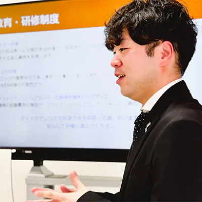 笑顔でご提案するスタッフ