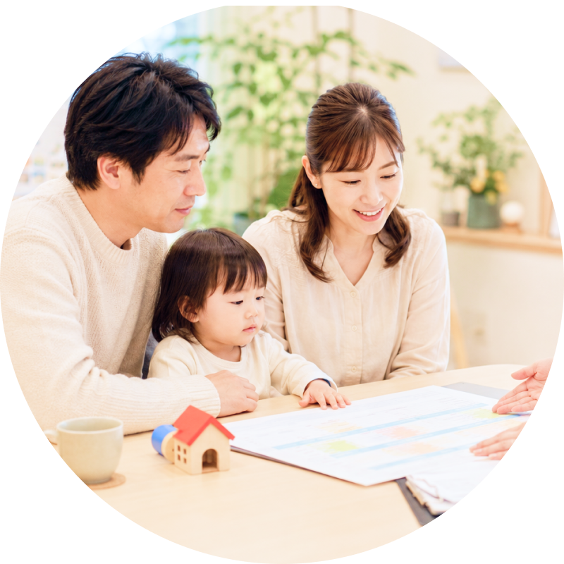 赤ちゃんを囲む若い家族