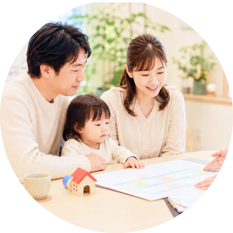 赤ちゃんを囲む若い家族