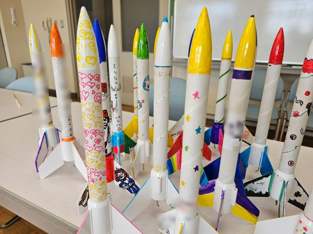 絵や模様が描かれたロケット
