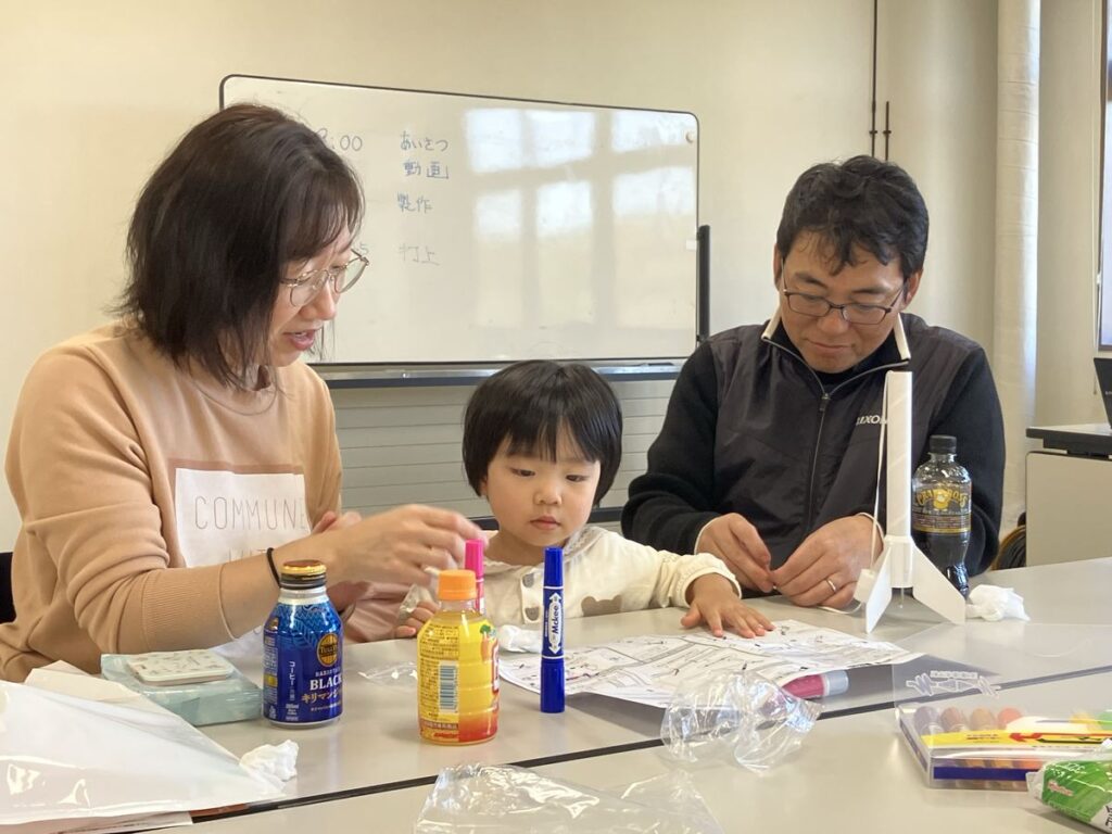 ロケットを組み立てる親子