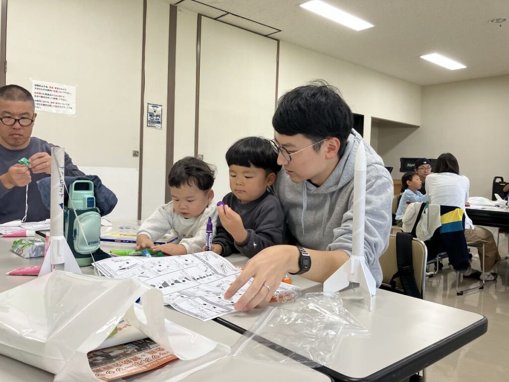 ロケットを組み立てる親子