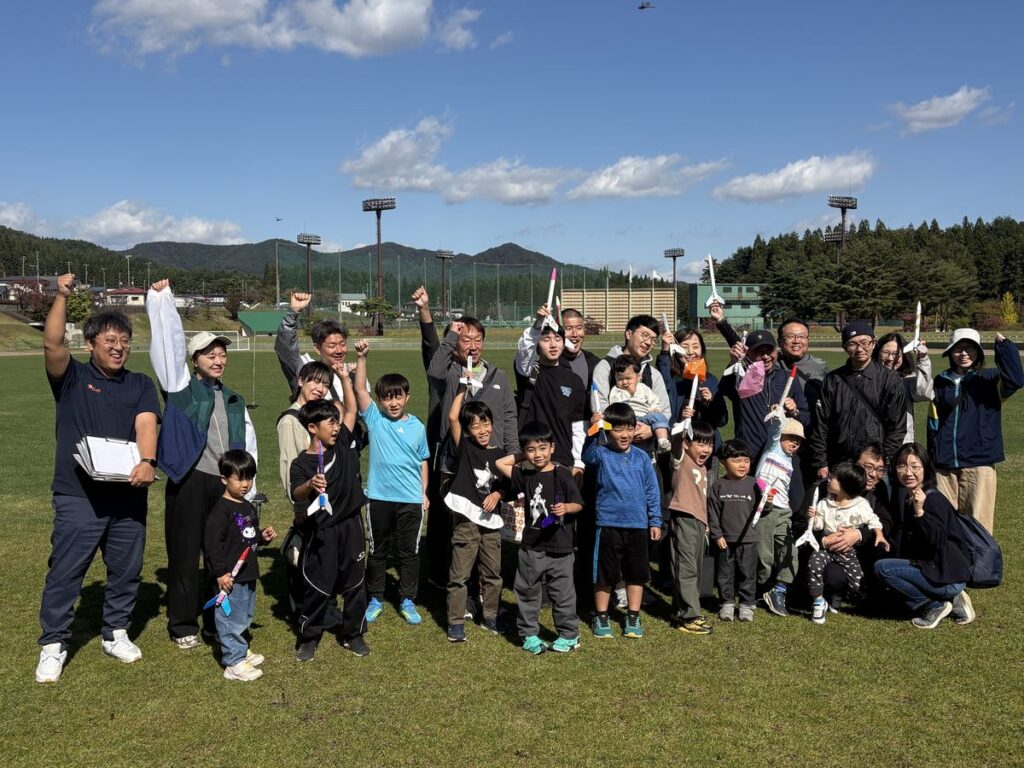 ロケットを掲げる参加者の集合写真
