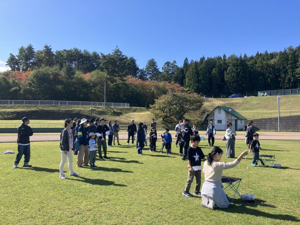 グラウンドでの打ち上げの様子